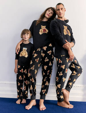 marksandspencer XMS2023 sleapwear T867045XHL detska pyzamo rodinna souprava spencer bear 499Kc a T371409JHL damska pyzamo souprava 899Kc a T072197 panska pyzamo souprava 999Kc.jpg